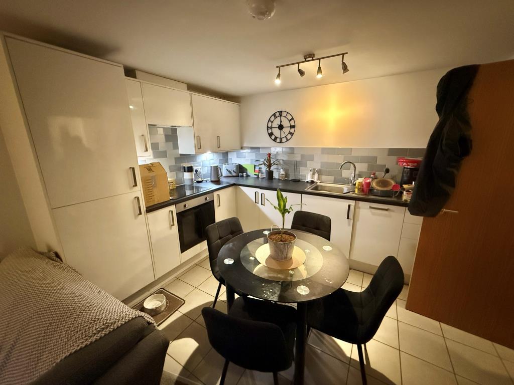 Lot: 93 - GROUND FLOOR TWO-BEDROOM FLAT WITH PATIO - Kitchen